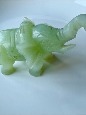 Vintage Hand Carved Green Natural Jade Statue Elephant Chinese Figurine